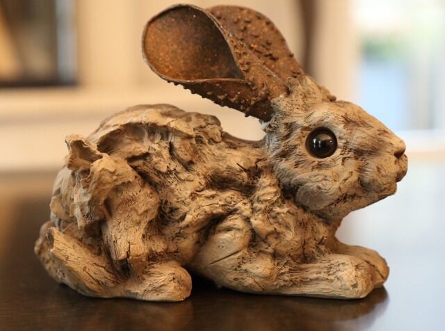 Süßes Hasenbaby im Holz-Design