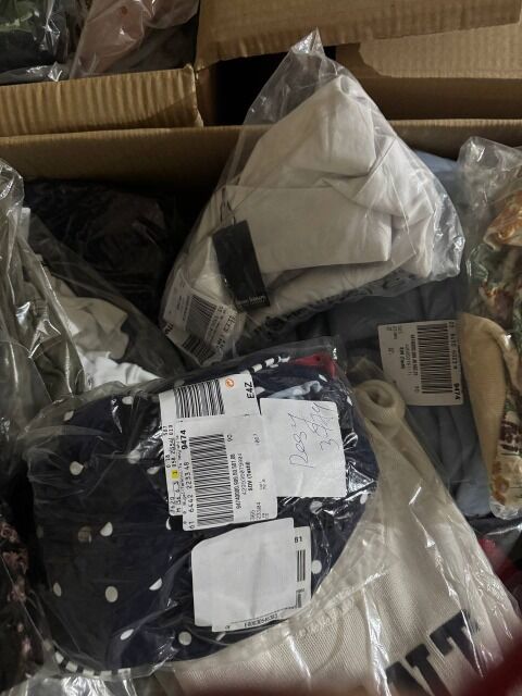 425 € Lot Nr.124 – 73 Stk Markenbekleidung Damen/Herren Mix, Top-Marken Nike, Adidas, Puma, Tommy Hilfiger, Levi’s, s.Oliver, Guess