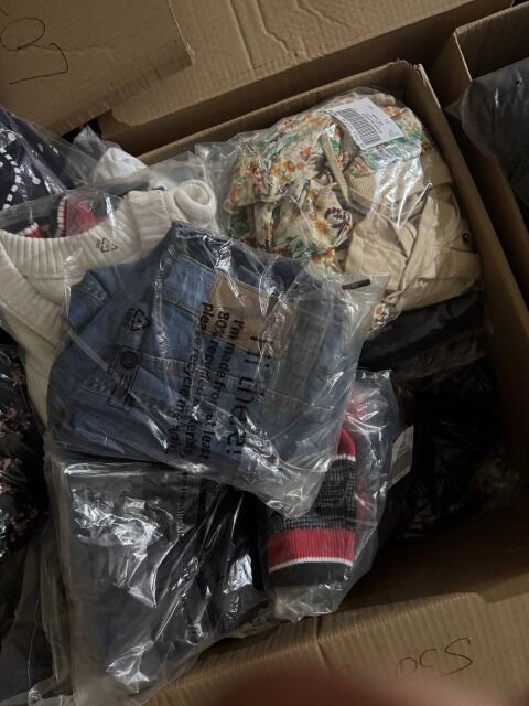 425 € Lot Nr.124 – 73 Stk Markenbekleidung Damen/Herren Mix, Top-Marken Nike, Adidas, Puma, Tommy Hilfiger, Levi’s, s.Oliver, Guess