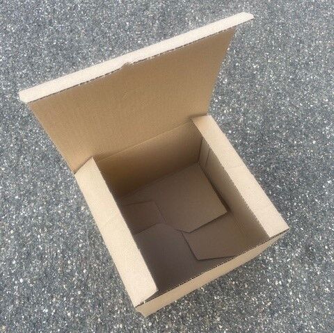 Versandkarton in 1.02B  Innenmaße LxBxH 250x235x180mm 