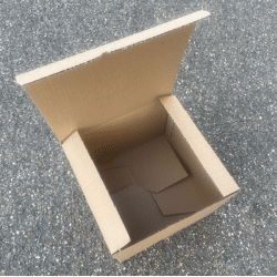 Versandkarton in 1.02B  Innenmaße LxBxH 250x235x180mm 