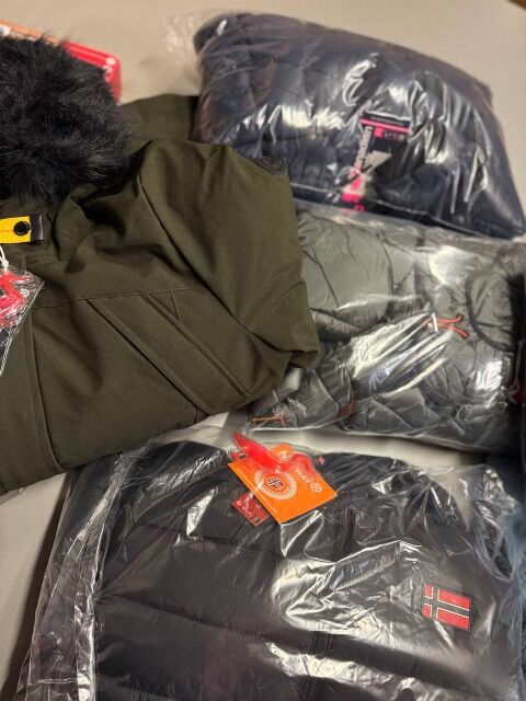 20 € Winterjacken Mix Herren Damen, Parkas Daunenmäntel Größen 38–54, Top Marken Tommy Hilfiger Jack Wolfskin Levi’s Columbia