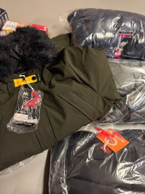 20 € Winterjacken Mix Herren Damen, Parkas Daunenmäntel Größen 38–54, Top Marken Tommy Hilfiger Jack Wolfskin Levi’s Columbia