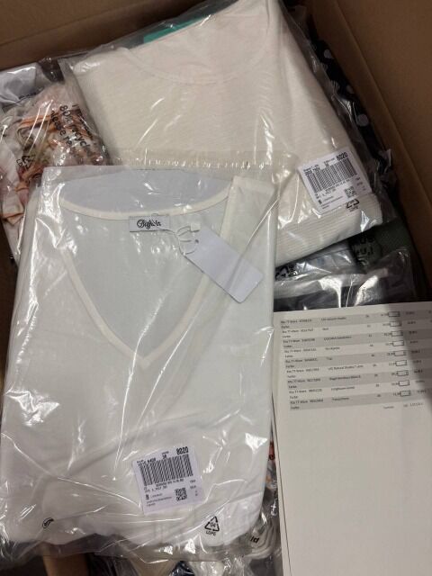 269 € Lot Nr.10 Sommermix 104 Stk Markenbekleidung Damen & Herren, Retailwert 6760 €, Stückpreis 2,62 €, T-Shirts Kleider Hosen Mix