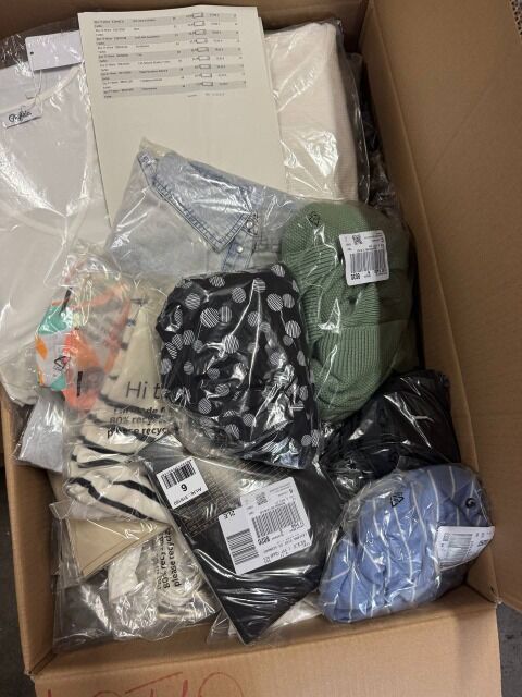 269 € Lot Nr.10 Sommermix 104 Stk Markenbekleidung Damen & Herren, Retailwert 6760 €, Stückpreis 2,62 €, T-Shirts Kleider Hosen Mix