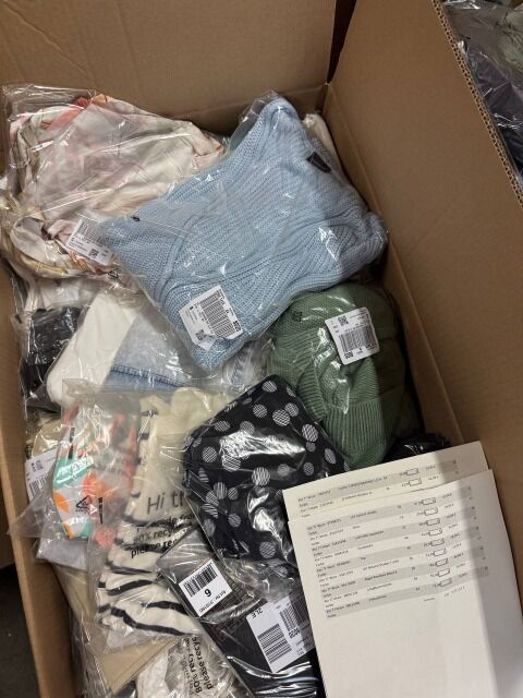 269 € Lot Nr.10 Sommermix 104 Stk Markenbekleidung Damen & Herren, Retailwert 6760 €, Stückpreis 2,62 €, T-Shirts Kleider Hosen Mix