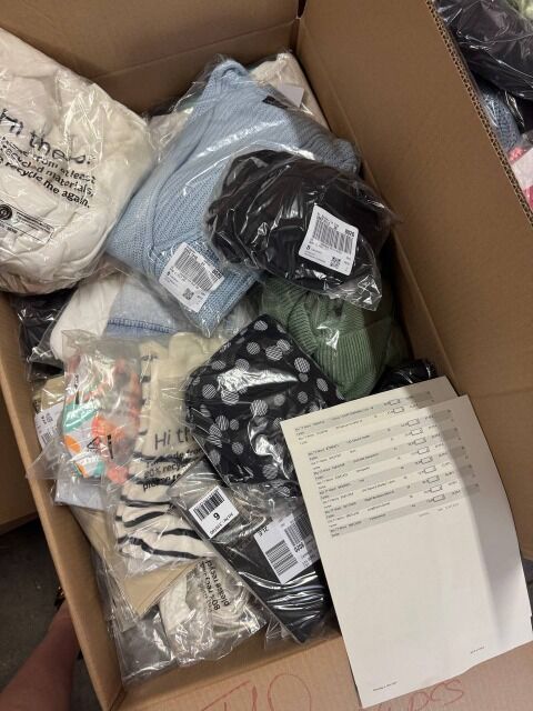 308 € Lot Nr.11 Sommer-Mix Markenbekleidung Damen & Herren 115 Stk, T-Shirts, Kleider, Hosen, Sportmode, Bademode, Unterwäsche