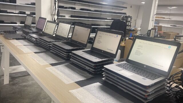 LOT 1327x Mix laptop modellen (HP, Dell, Lenovo, Surface)