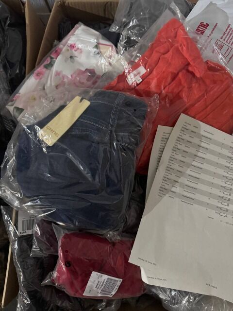 365 € Lot Nr.125 – 81 Stk Markenbekleidung Damen & Herren Mix, Top-Marken wie Nike, Adidas, Tommy Hilfiger, Hugo Boss, Guess u.v.m.