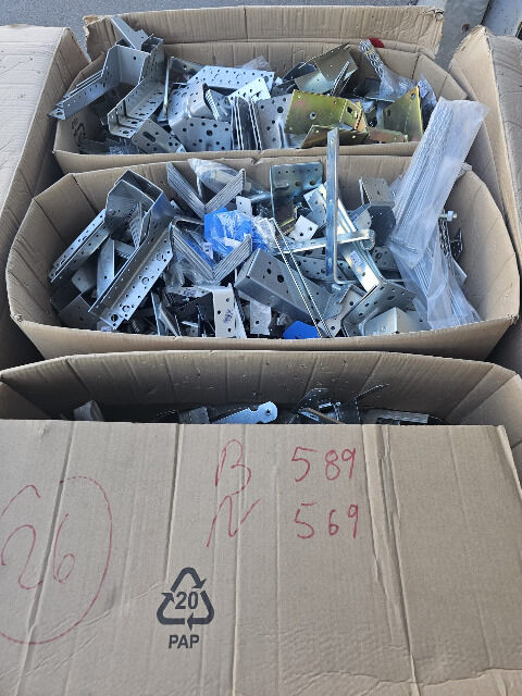 31 Paletten mit Kleineisen Schrauben Nägel usw. 13.372 kg