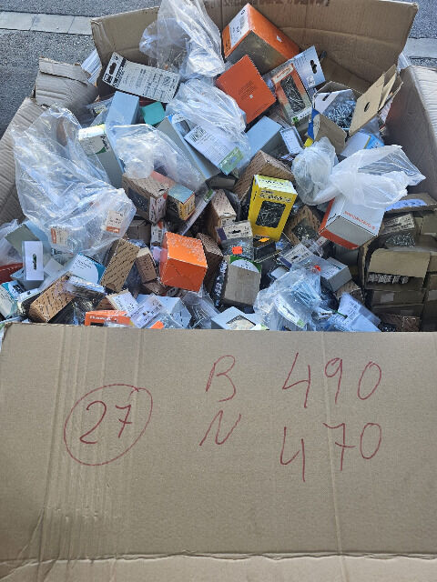 31 Paletten mit Kleineisen Schrauben Nägel usw. 13.372 kg