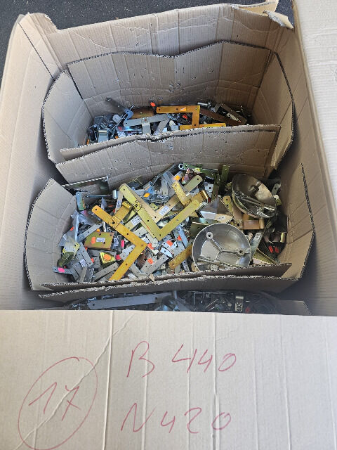 31 Paletten mit Kleineisen Schrauben Nägel usw. 13.372 kg