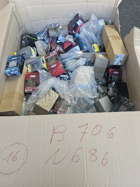 31 Paletten mit Kleineisen Schrauben Nägel usw. 13.372 kg