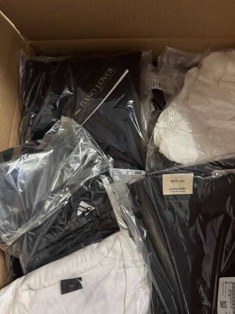 365 € Lot Nr.126 – 55 Stk Markenbekleidung Damen & Herren Mix, Retailwert 3810 €, Top-Marken wie Nike, Adidas, Tommy Hilfiger, Levi’s