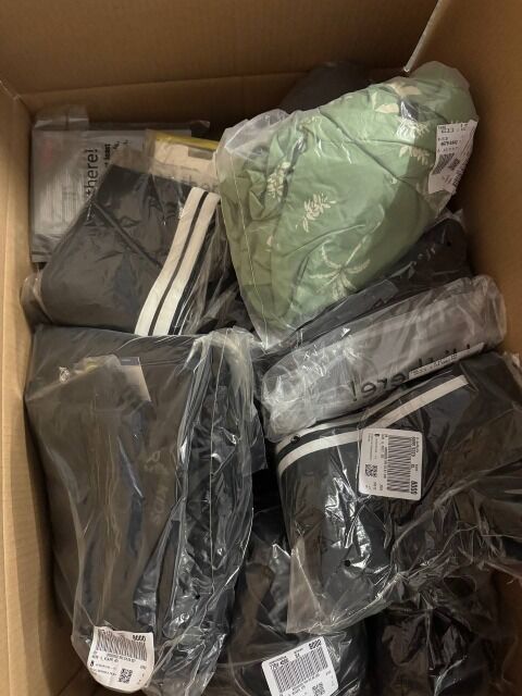 365 € Lot Nr.126 – 55 Stk Markenbekleidung Damen & Herren Mix, Retailwert 3810 €, Top-Marken wie Nike, Adidas, Tommy Hilfiger, Levi’s