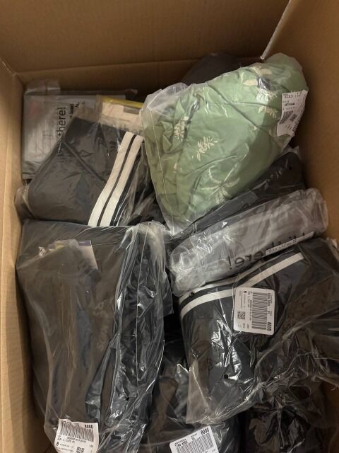 365 € Lot Nr.126 – 55 Stk Markenbekleidung Damen & Herren Mix, Retailwert 3810 €, Top-Marken wie Nike, Adidas, Tommy Hilfiger, Levi’s