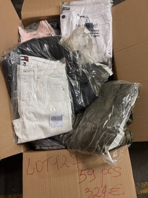 324 € – Markenbekleidung Mix Damen und Herren | Lot 127 (59 Stück) | Rücksendungen, Kategorie A B C, Top-Marken wie Nike, Adidas, Levi’s