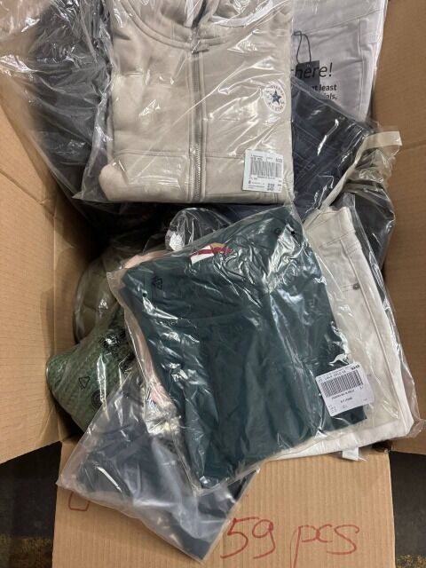 324 € – Markenbekleidung Mix Damen und Herren | Lot 127 (59 Stück) | Rücksendungen, Kategorie A B C, Top-Marken wie Nike, Adidas, Levi’s
