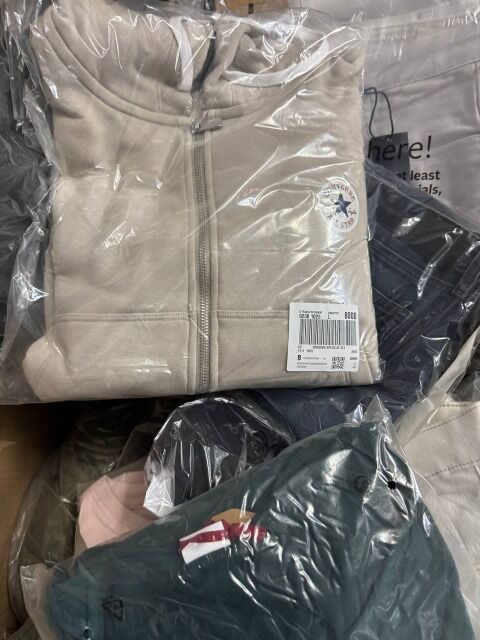 324 € – Markenbekleidung Mix Damen und Herren | Lot 127 (59 Stück) | Rücksendungen, Kategorie A B C, Top-Marken wie Nike, Adidas, Levi’s