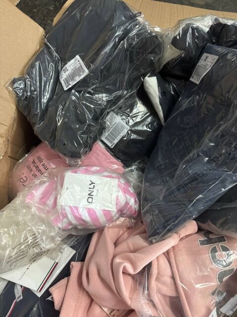 222 € Lot Nr.129 – 30 Stück Markenmix für Damen & Herren, Top-Marken wie Nike, Adidas, Tommy Hilfiger, Hugo Boss, Levi’s u.v.m.