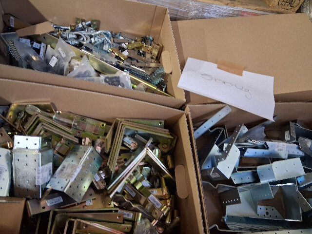  32 Sonderpostenpaletten-Holzverbinder usw. 15.850 kg