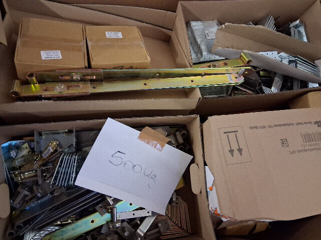  32 Sonderpostenpaletten-Holzverbinder usw. 15.850 kg