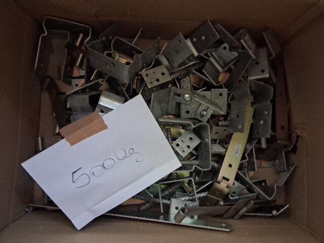  32 Sonderpostenpaletten-Holzverbinder usw. 15.850 kg