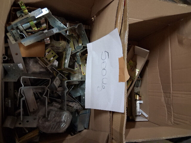  32 Sonderpostenpaletten-Holzverbinder usw. 15.850 kg