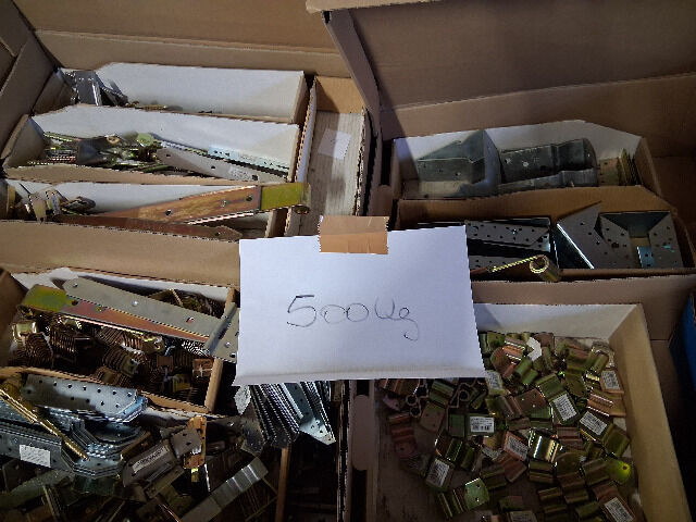  32 Sonderpostenpaletten-Holzverbinder usw. 16000 kg