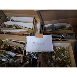  32 Sonderpostenpaletten-Holzverbinder usw. 16000 kg