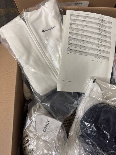 310 € Lot Nr.130 – 33 Stk Markenbekleidung Damen & Herren Mix, Top-Marken Nike, Adidas, Tommy Hilfiger uvm, nur 9,40 € pro Teil