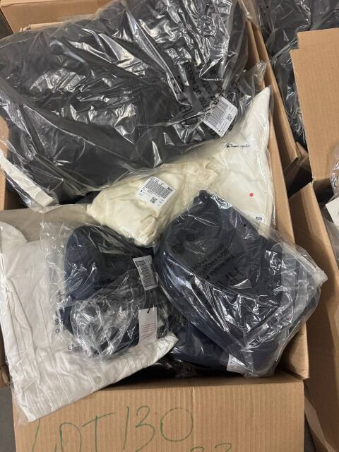 310 € Lot Nr.130 – 33 Stk Markenbekleidung Damen & Herren Mix, Top-Marken Nike, Adidas, Tommy Hilfiger uvm, nur 9,40 € pro Teil