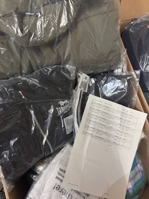 243 € für 28 Stk – Stock Markenbekleidung Damen Herren Mix Kategorie A/B/C Kundenrückläufer Größen gemischt Top Marken Nike Adidas Puma