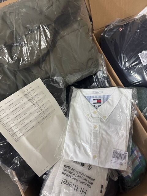 243 € für 28 Stk – Stock Markenbekleidung Damen Herren Mix Kategorie A/B/C Kundenrückläufer Größen gemischt Top Marken Nike Adidas Puma