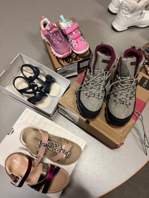 1,50 € / Paar STOCK Markenschuhe Mix A/B/C ab 50 Paar Herren Damen Kinder alle Saisons Adidas Nike Puma Reebok Geox Vans UGG Timberland