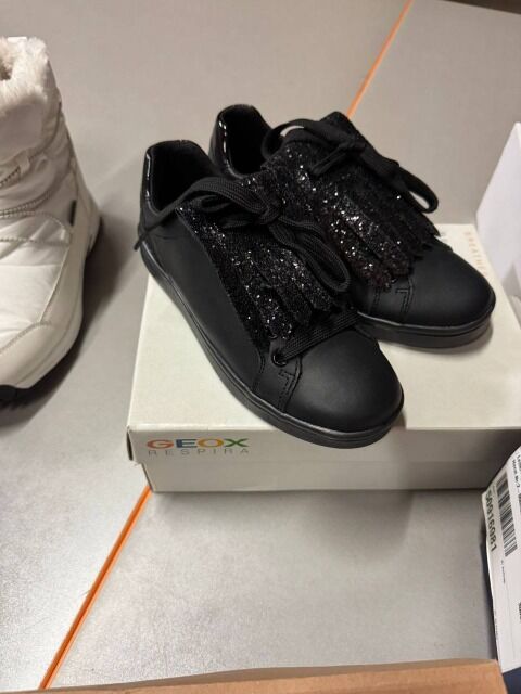 1,50 € / Paar STOCK Markenschuhe Mix A/B/C ab 50 Paar Herren Damen Kinder alle Saisons Adidas Nike Puma Reebok Geox Vans UGG Timberland