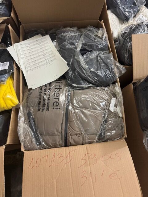 341 € / Palette Markenbekleidung Mix Damen Herren Stock A/B/C 59 Stück Retouren Nike Adidas Tommy Hilfiger Levi’s Hugo Boss uvm.