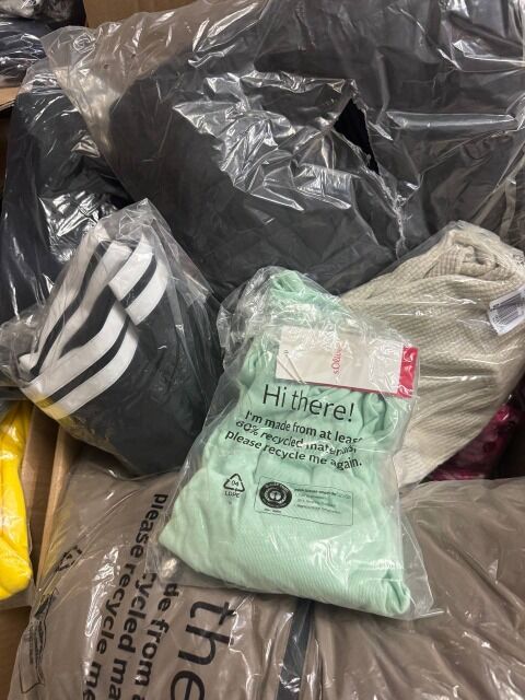 341 € / Palette Markenbekleidung Mix Damen Herren Stock A/B/C 59 Stück Retouren Nike Adidas Tommy Hilfiger Levi’s Hugo Boss uvm.