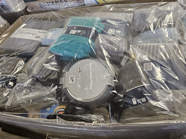 32 Mischpaletten von einer bekannten Supermarktkette aus dem Bereich Textilien, Kleinelektronik usw