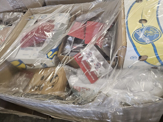 32 Mischpaletten von einer bekannten Supermarktkette aus dem Bereich Textilien, Kleinelektronik usw