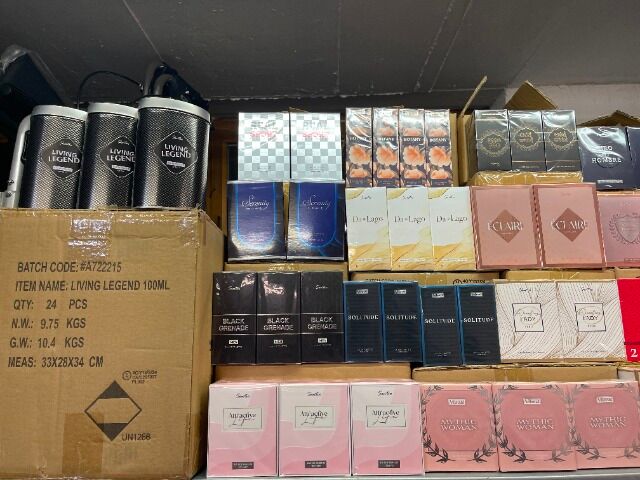 Restposten parfüm große Auswahl an verschiedenen parfüm Damen und Herren  Hammer 