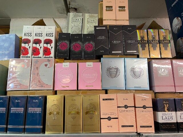 Restposten parfüm große Auswahl an verschiedenen parfüm Damen und Herren  Hammer 