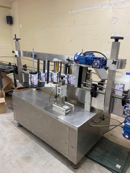 1 L - 5 L canisters jerry can automatic labeling machine