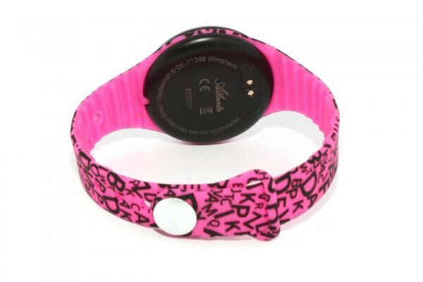 Fitnesstracker mit schwarzem Gehäuse und pink-schwarzem Silikonarmband