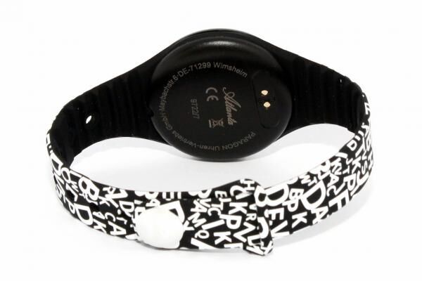 Fitnesstracker mit schwarzem Gehäuse und pink-schwarzem Silikonarmband