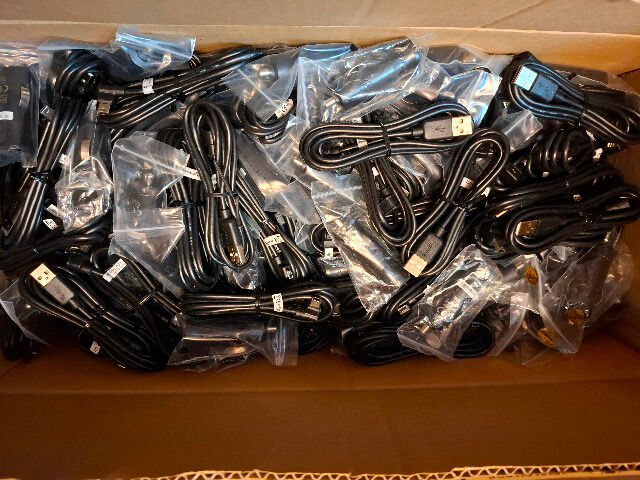 Großposten TomTom KFZ-Adapter + Mini-USB Kabel – 18.000 Stück – Neuware Bulk – Export möglich