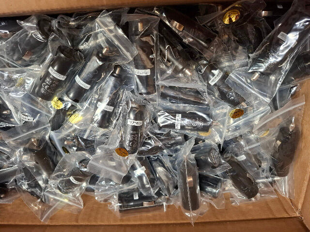 Großposten TomTom KFZ-Adapter + Mini-USB Kabel – 18.000 Stück – Neuware Bulk – Export möglich