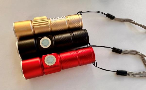 LED Taschenlampe USB wiederaufladbar, mit Zoom