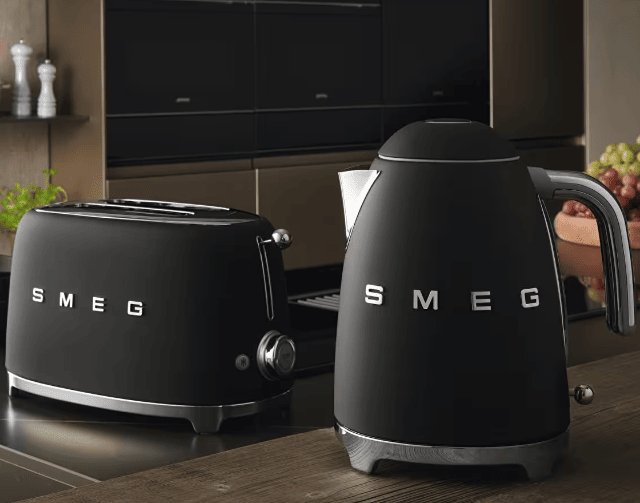 Smeg KLF03BLMEU Wasserkocher – Design-Wasserkocher im Retro-Stil – Neuware