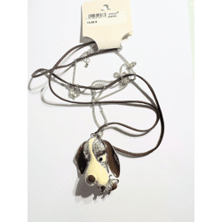 Halskette aus Lederband mit einem süßen Hund aus Glitzersteinen im Hippie-Design.